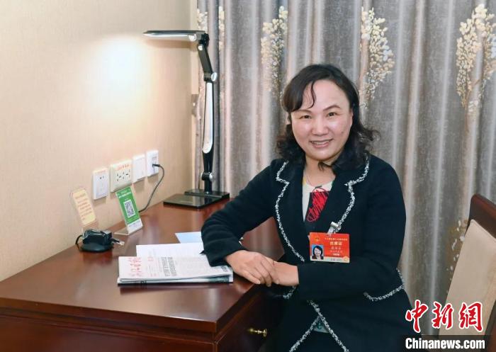 全國人大代表，浙江省臺州市椒江區(qū)大陳實驗學(xué)校校長、黨支部書記翁麗芬 蔡榮章 攝