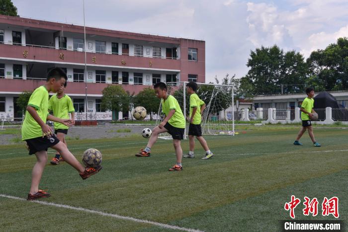 人大代表呼吁篩查防控青少年頸椎、脊柱等健康問題